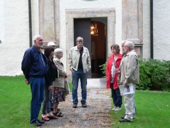 Några av ÖSf's medlemmar väntar på att visningen ska börja