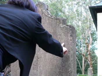 En del äldre stenar är svårlästa