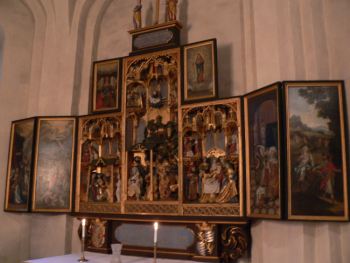 Altarskåpet från tidigt 1500-tal inne i kyrkan